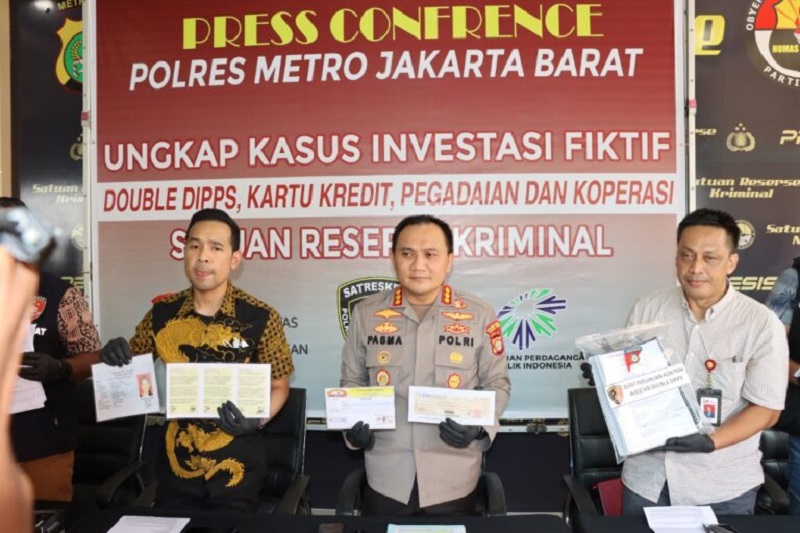 Kapolres Metro Jakarta Barat Kombes, Pasma Royce didampingi Kasat Reskrim Polres Metro Jakarta Barat Kompol Haris Kurniawan, kemarin. Dok. Humas Polres Metro Jakarta Barat