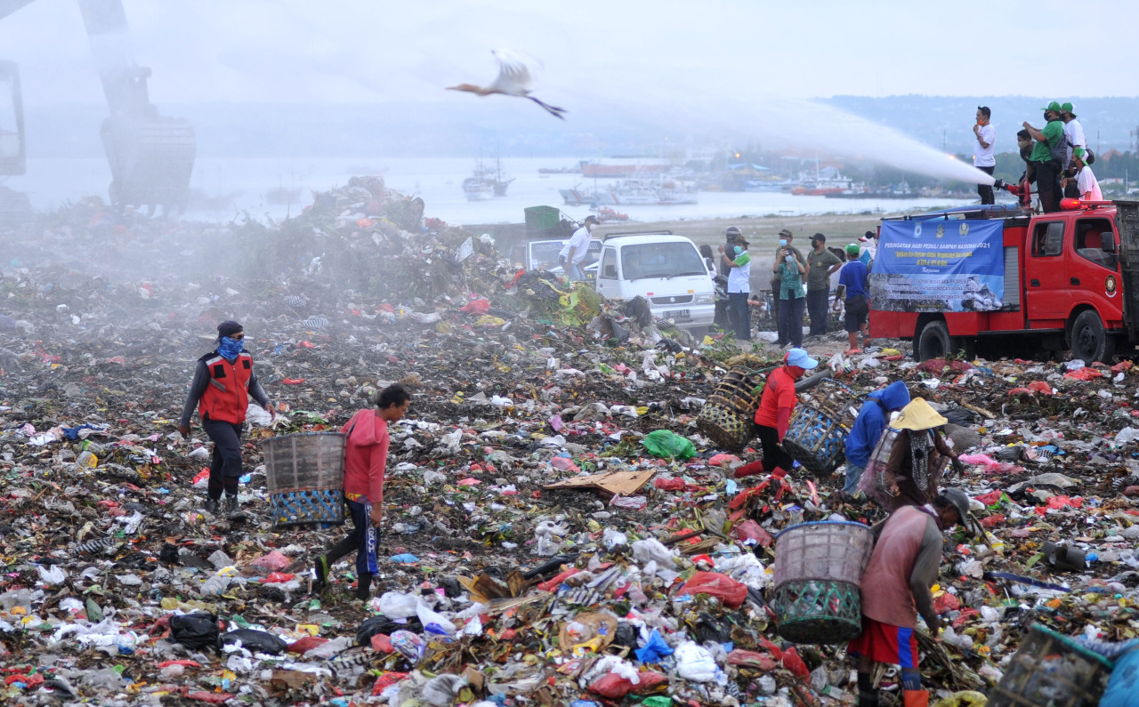 Bukit Sampah Di Kawasan Wisata Dunia