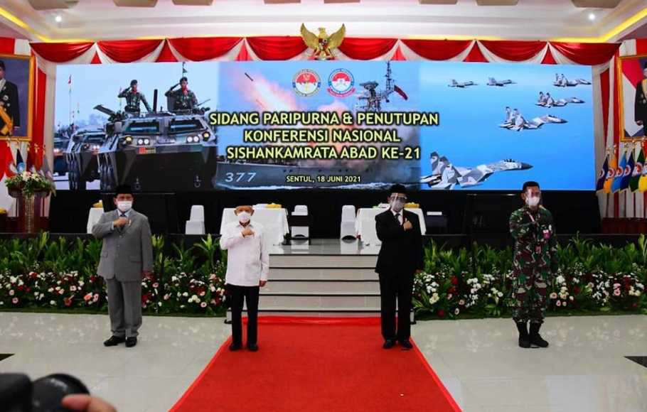 Menhan Prabowo Subianto, Wapres KH Ma’ruf Amin, Menko Polhukam Mahfud MD dan Rektor Unhan Laksdya Amarulla Octavian saat penutupan Konferensi Nasional Sishankamrata Abad ke-21. Dok. Unhan