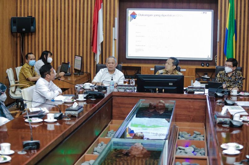 Wali Kota Bandung dan perwakilan Kementerian PUPR. Foto: Antara